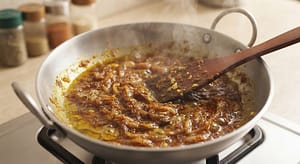 Lahori Chana ka masala tayyar karte hue